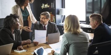 Equipo reunido trabajando en el Gobierno Digital