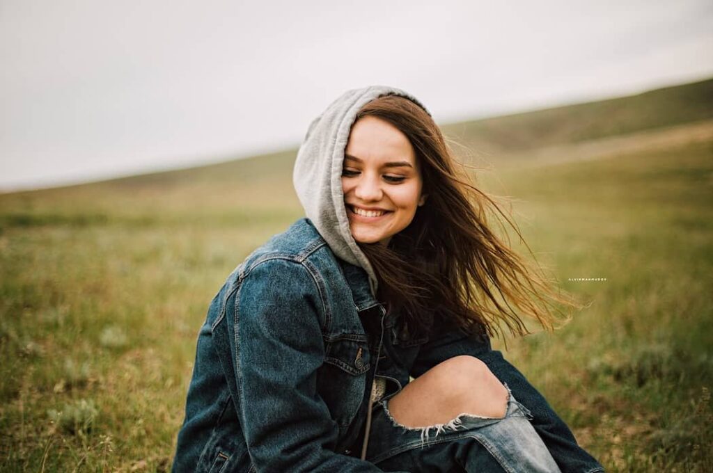 Mujer sonriendo en el campo