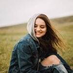 Mujer sonriendo en el campo