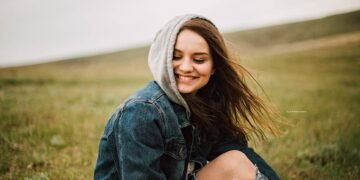 Mujer sonriendo en el campo