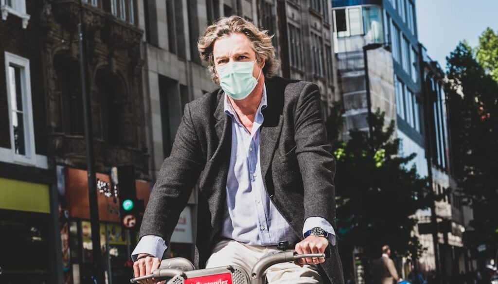 oven con tapabocas por contaminación