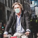 oven con tapabocas por contaminación