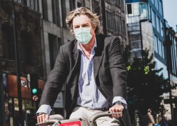 oven con tapabocas por contaminación