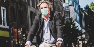 oven con tapabocas por contaminación