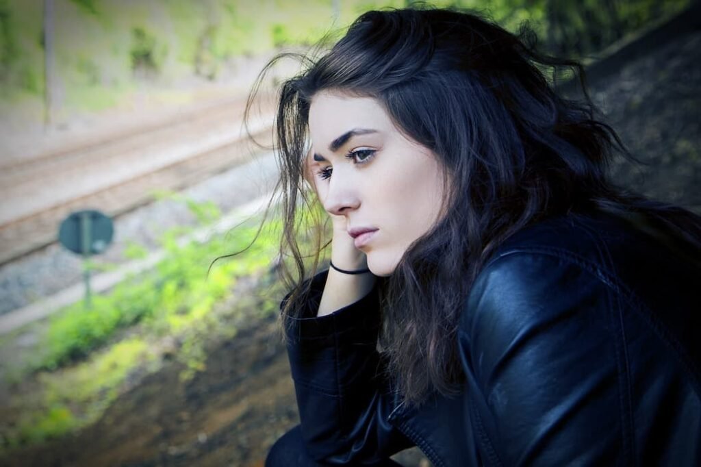 Mujer con una mirada perdida.