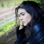 Mujer con una mirada perdida.