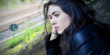 Mujer con una mirada perdida.