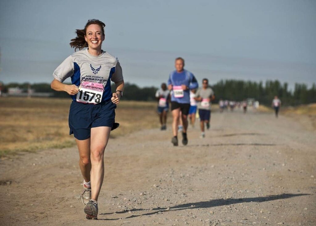 Personas corriendo en una competencia de atletismo en un campo abierto en la Carrera Atletica de Girardoth