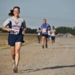 Personas corriendo en una competencia de atletismo en un campo abierto en la Carrera Atletica de Girardoth