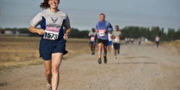 Personas corriendo en una competencia de atletismo en un campo abierto en la Carrera Atletica de Girardoth