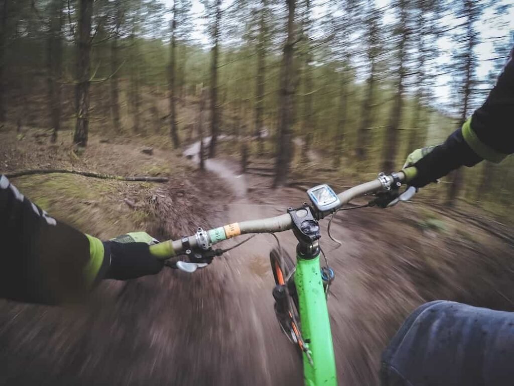 Una persona manejando la bicicleta en medio de un bosque por Cundinamarca.