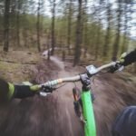 Una persona manejando la bicicleta en medio de un bosque por Cundinamarca.