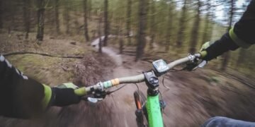 Una persona manejando la bicicleta en medio de un bosque por Cundinamarca.