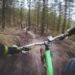 Una persona manejando la bicicleta en medio de un bosque por Cundinamarca.