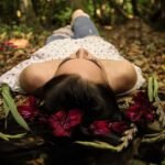 Mujer en el bosque acostada.