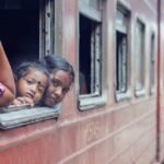 Dos niñas están disfrutando de un recorrido por el tren de nemocón sitios turísticos de del departamento.