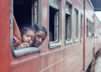 Dos niñas están disfrutando de un recorrido por el tren de nemocón sitios turísticos de del departamento.