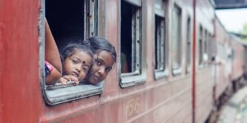 Dos niñas están disfrutando de un recorrido por el tren de nemocón sitios turísticos de del departamento.
