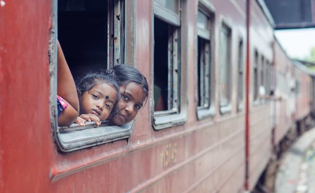 Dos niñas están disfrutando de un recorrido por el tren de nemocón sitios turísticos de del departamento.