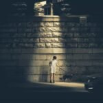 Un niño esta en medio de la calle junto a su perro y una luz led que cubre su cuerpo mientras el ve a su mascota en Villapinzón y los secretos para vivirlo.