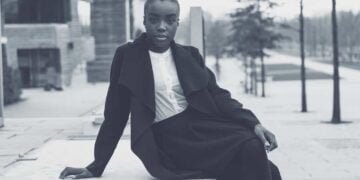 Mujer sentada sobre un banco, manifestando el apoyo a la casa de la mujer en Bogotá por Cundinamarca.