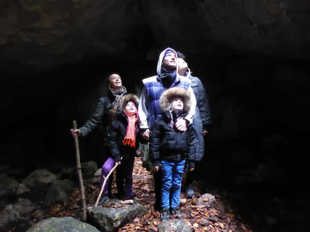 Una familia esta en paseando y disfrutando de sus planes de semana santa por Cundinamarca mirando hacia arriba algo que los sorprende durante su viaje están felices.