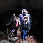 Una familia esta en paseando y disfrutando de sus planes de semana santa por Cundinamarca mirando hacia arriba algo que los sorprende durante su viaje están felices.