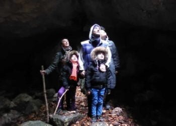 Una familia esta en paseando y disfrutando de sus planes de semana santa por Cundinamarca mirando hacia arriba algo que los sorprende durante su viaje están felices.