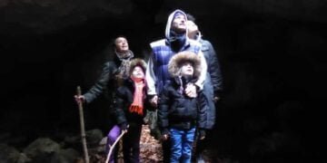 Una familia esta en paseando y disfrutando de sus planes de semana santa por Cundinamarca mirando hacia arriba algo que los sorprende durante su viaje están felices.