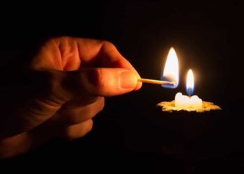 Una persona esta sin luz en su casa, se ve su mano tratando de prender una vela en este corte de luz en Cundinamarca.