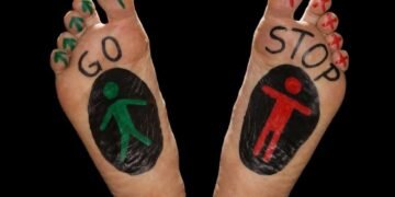 Unos pies indicando las señales de transito, go y stop para prevenir accidentes e indices de velocidad para tu vehículo.