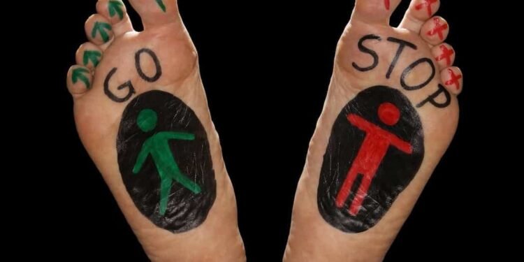 Unos pies indicando las señales de transito, go y stop para prevenir accidentes e indices de velocidad para tu vehículo.