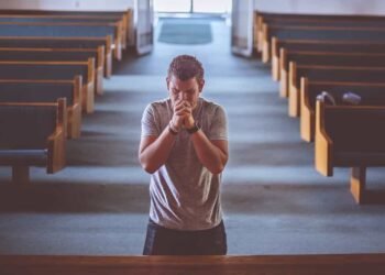 En la iglesia se encuentra un hombre resando, visitando las principales iglesias en la ruta vive Cundinamarca religiosa.