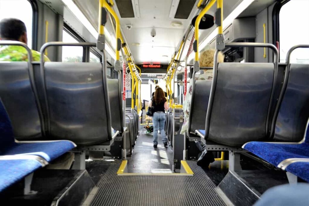 Metro bus esta desocupado con una persona caminando para bajarse en sibaté me enamora.