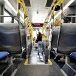Metro bus esta desocupado con una persona caminando para bajarse en sibaté me enamora.