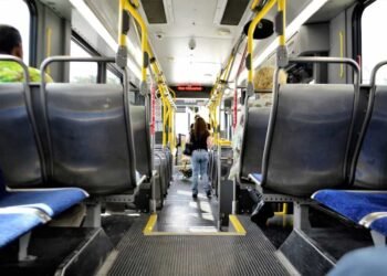Metro bus esta desocupado con una persona caminando para bajarse en sibaté me enamora.
