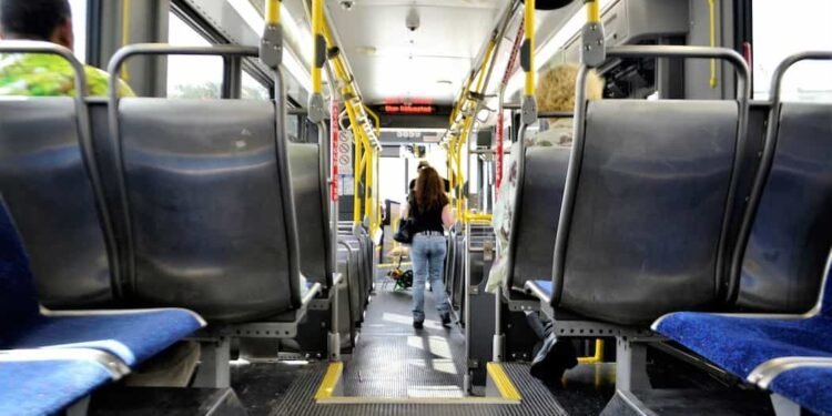 Metro bus esta desocupado con una persona caminando para bajarse en sibaté me enamora.
