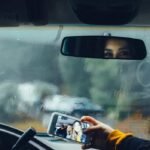 Una mujer en un carro tomándose una fotografía selfie en medio del pico y placa en semana santa.