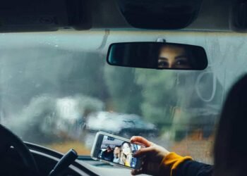 Una mujer en un carro tomándose una fotografía selfie en medio del pico y placa en semana santa.