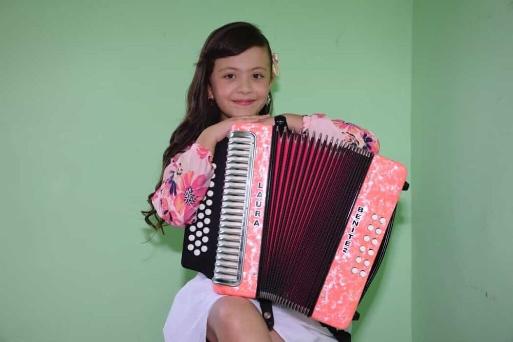 Niña que sorprende con su acordeón y su voz en el Festival del Vallenato en Valledupar. Cundinamarquesa dejando en alto el nombre del departamento y Soacha.
