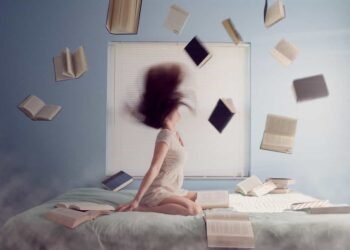 Una mujer esta sentada encima de su cama con su cabello alborotado y un montón de libros al aire, aprovecha la feria del libro en bogotá, y con ella la gran pregunta para qué ir a la feria y visitarla