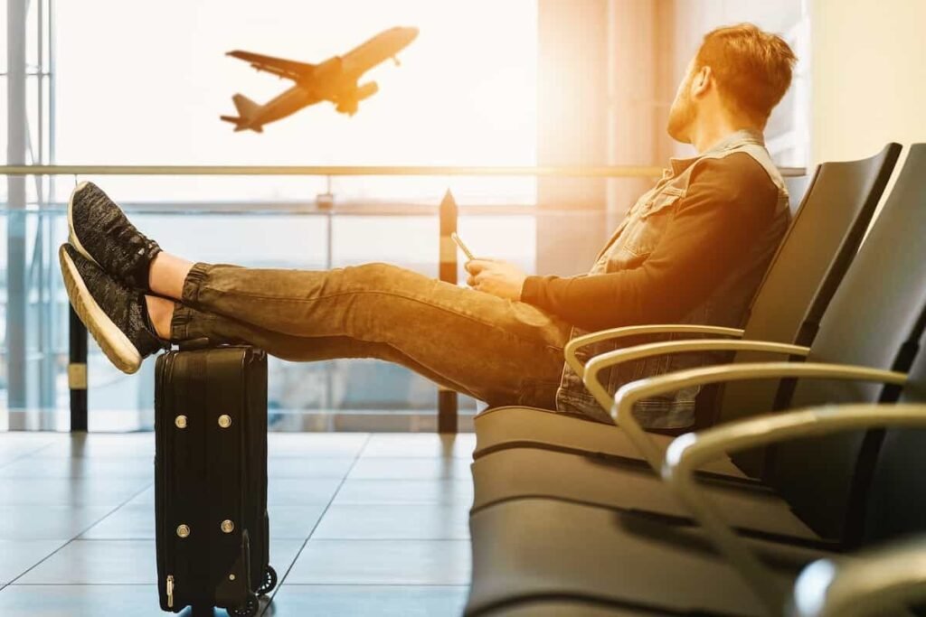 persona esperando su vuelo.