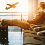 persona esperando su vuelo.