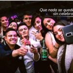 Grupo de amigos disfrutando del aguardiente líder néctar justo para sus rumbas.