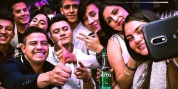 Grupo de amigos disfrutando del aguardiente líder néctar justo para sus rumbas.