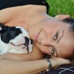 Mujeres prefieren besar sus mascotas que a su pareja.
