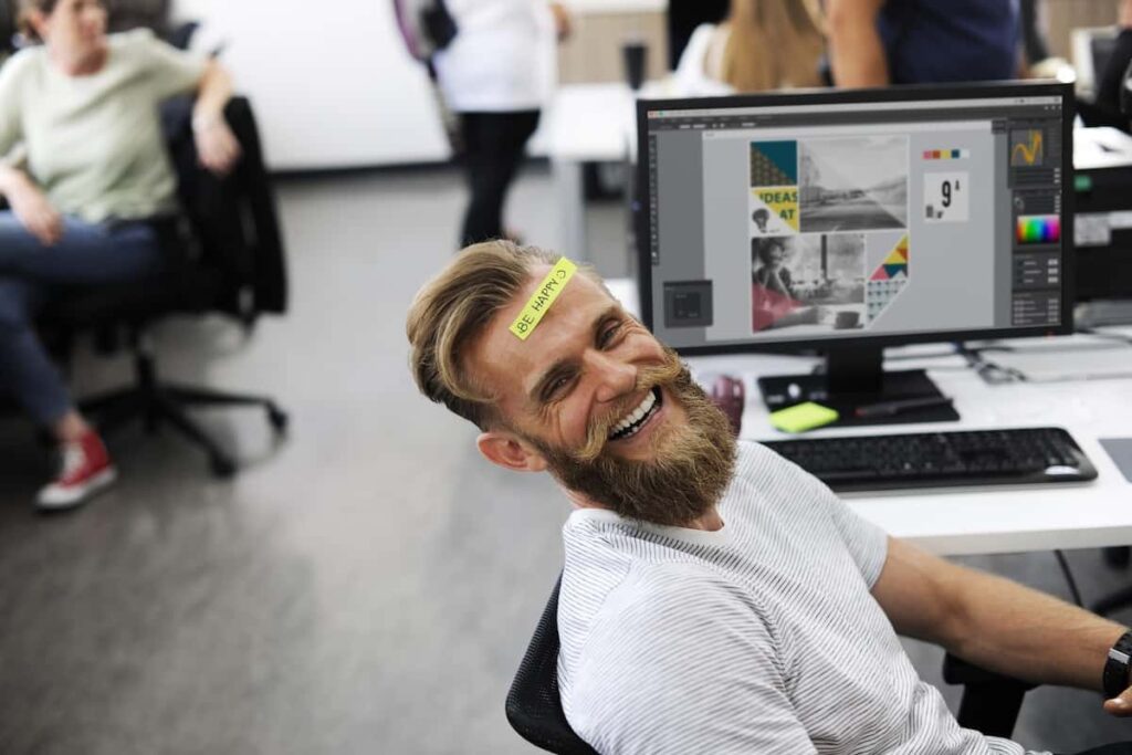 Pensar y ser rico en la vida y en los negocios que hacemos. Un hombre feliz en su trabajo aplicando los 13 principios del éxito.