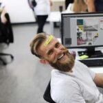 Pensar y ser rico en la vida y en los negocios que hacemos. Un hombre feliz en su trabajo aplicando los 13 principios del éxito.