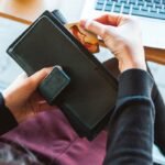 una mujer con su cartera y su tarjeta de crédito dinero a tu negocio.