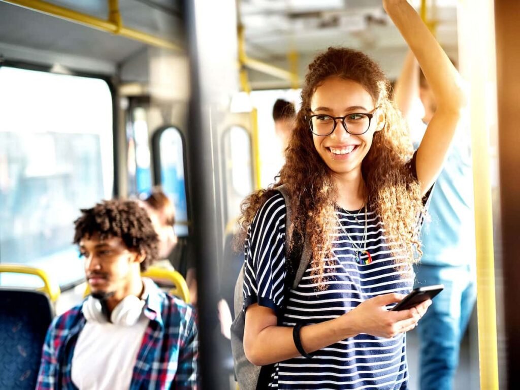 Una mujer y un hombre y muchas personas en el Regiotram tren de cercanías.